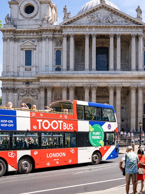 Tootbus with passengers touring London landmarks, including a Thames River cruise.