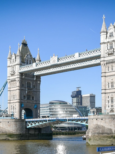 Tower Bridge and Westminster walking tour in London with view of iconic landmarks.