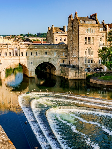 Pulteney Bridge spanning the River Avon in Bath, England, with historic architecture.