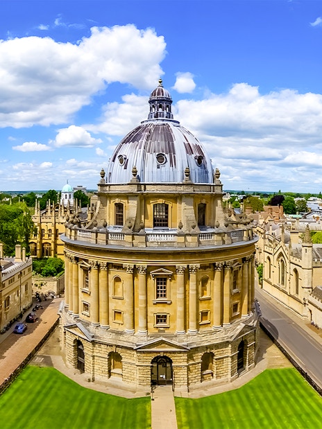 Radcliffe Camera and Bodleian Library in Oxford, part of a day trip from London.
