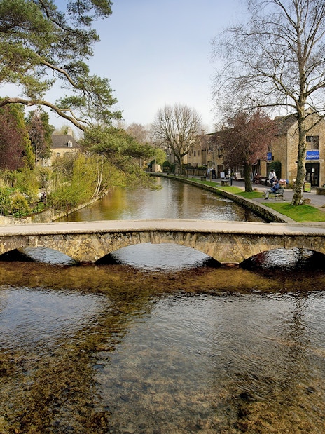 Bourton-on-the-Water stone bridges over the River Windrush in a picturesque village setting.