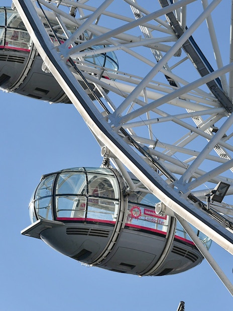 London Eye observation wheel with cityscape view, Combo: 21373 + 3336.
