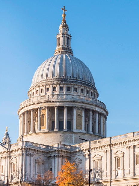 St Paul’s Cathedral exterior with tourists on a guided walking tour in London.