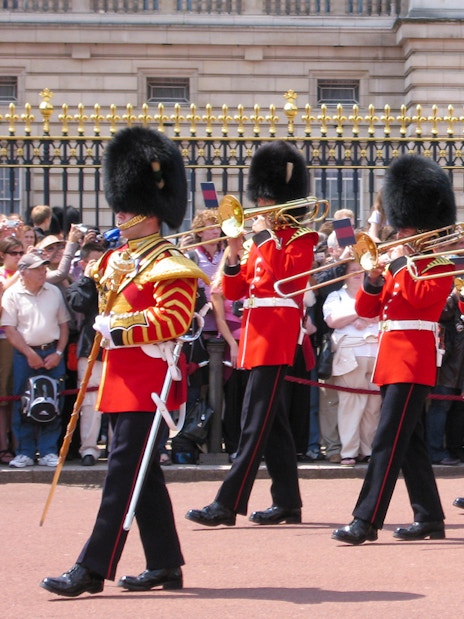 Westminster Abbey with Changing of the Guard ceremony in London tour combo.