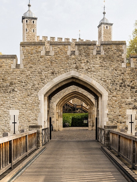 Beefeater greeting visitors at the Tower of London during an early morning guided tour.